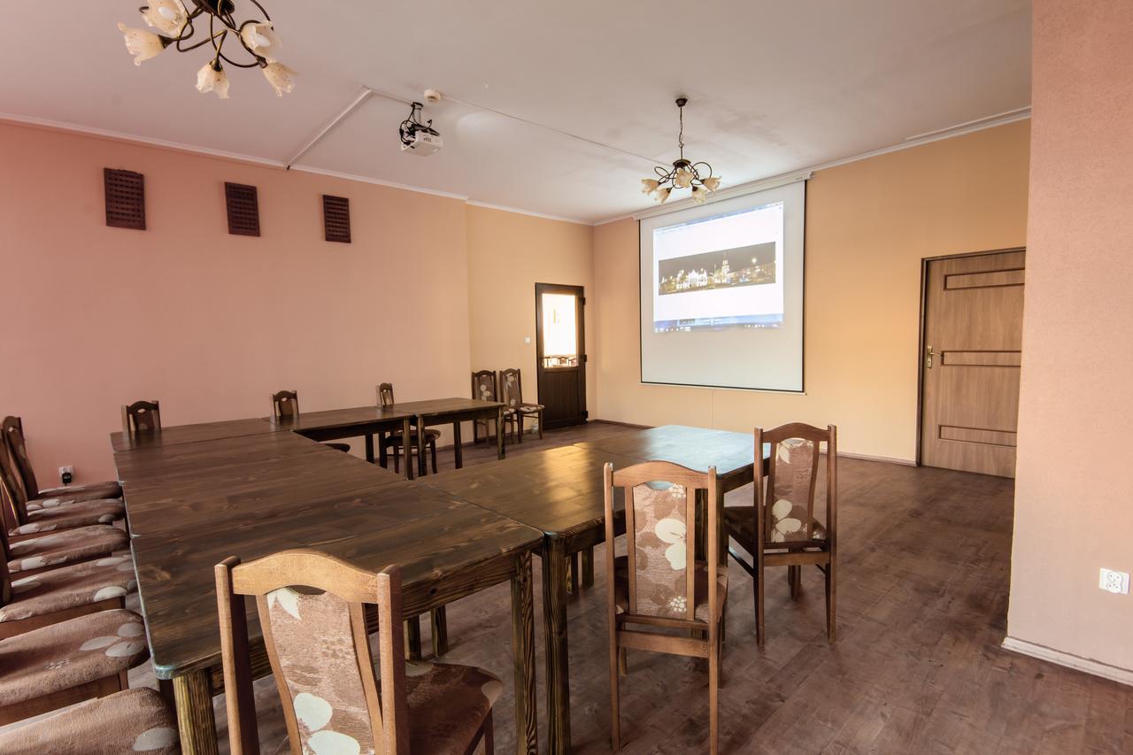 Dom Turysty Sanok Aparthotel Bagian luar foto