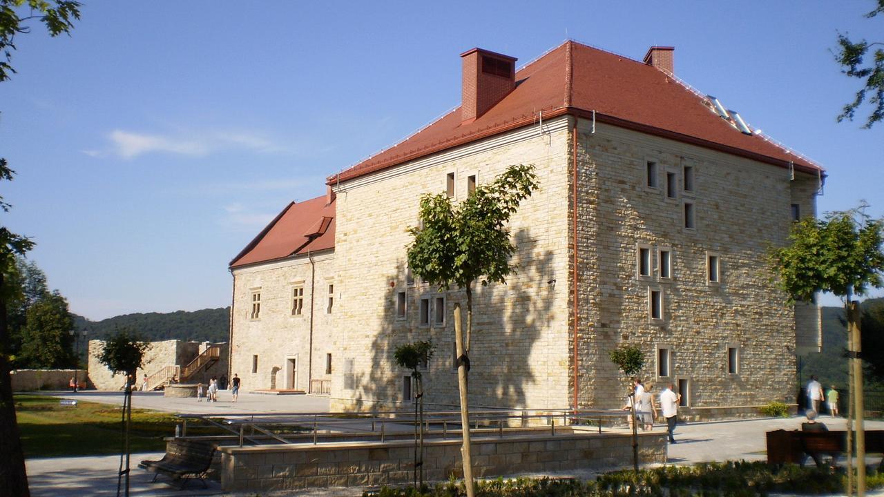 Dom Turysty Sanok Aparthotel Bagian luar foto